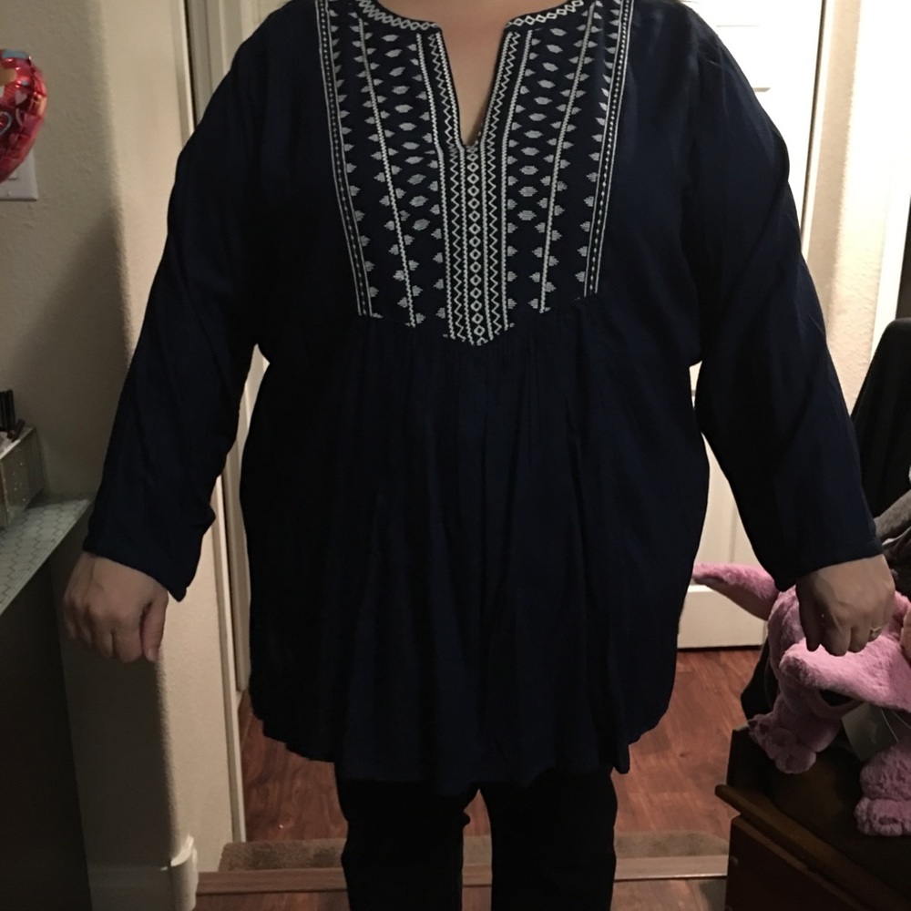 Beautiful navy top by Avenue